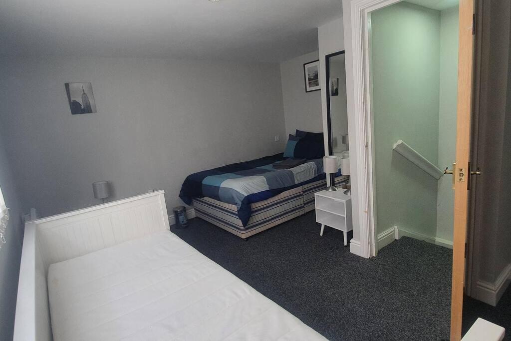 1 Bedroom Flat, Sleeps Up To 5ppl, Center Apartment
