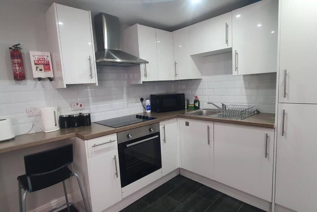 1 Bedroom Flat, Sleeps Up To 5ppl, Center Apartment *